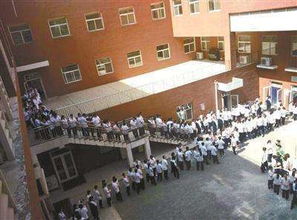 江西某中学门口聚集大量媒体和家长