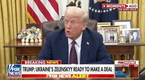 特朗普在白宫办公室接受媒体采访