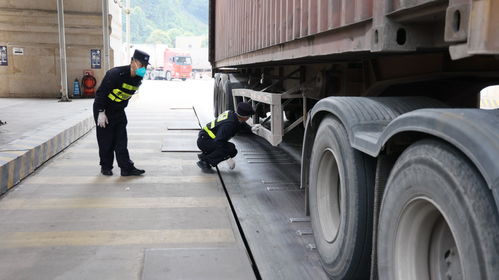 中越边境口岸热闹场景
