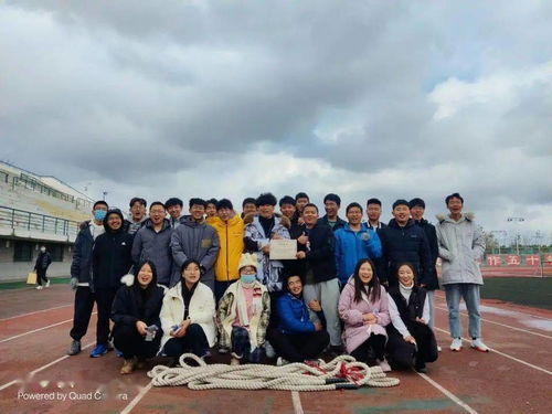 大学生们在途中的合影