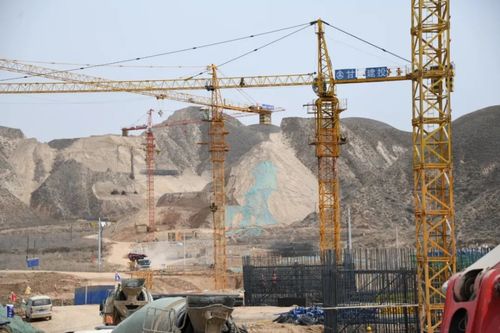 工地施工现场繁忙景象