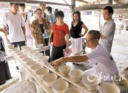 外国游客在景德镇体验制瓷工艺