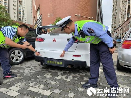 交警查扣非法改装车辆现场图