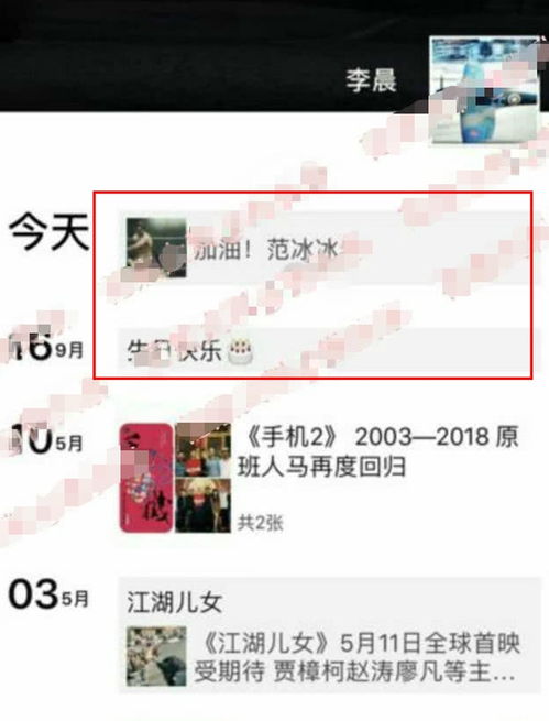 女子在手机前认真回应网友评论
