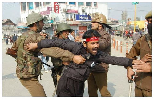 印度警方在现场搜救工作的画面