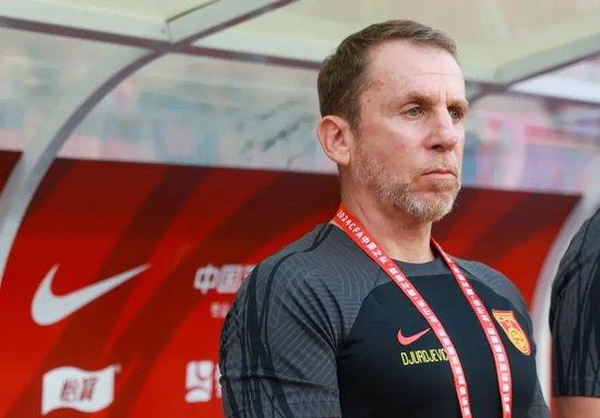 久尔杰乌在场边指挥比赛