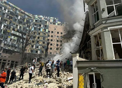 导弹袭击后倒塌的别墅废墟