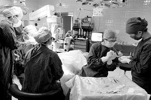 医生进行眼角膜移植手术现场图