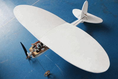 机场塔台监控飞机降落过程