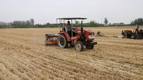 河南省某地农民正在进行夏播作业
