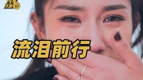 唐梓手持Labubu微笑合影