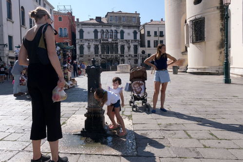 德黑兰街头一名小女孩在画画