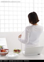 一位女性正在厨房准备健康早餐食材