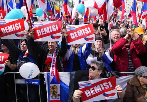 德黑兰街头抗议人群高举标语