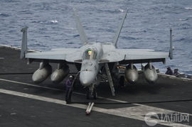 尼米兹号航母在海上航行中