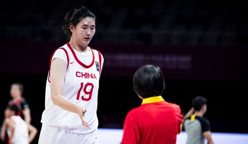 张子宇站在球场中央充满自信