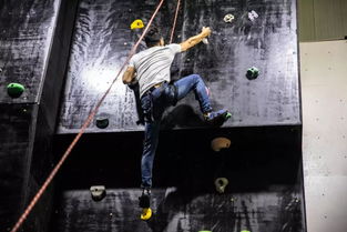 男子室内攀岩掉落被工作人员单手救下