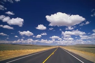 问界M8行驶在山间公路上的侧视图