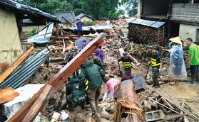 军人与群众在灾难现场互动