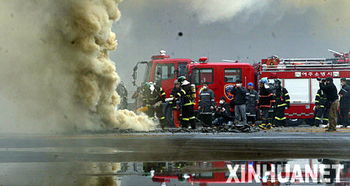 消防员在爆炸现场救援