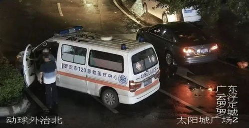 救护车行驶在中国援建公路上