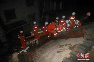 军人在废墟中救援现场