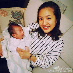 林依晨抱着女儿微笑合影