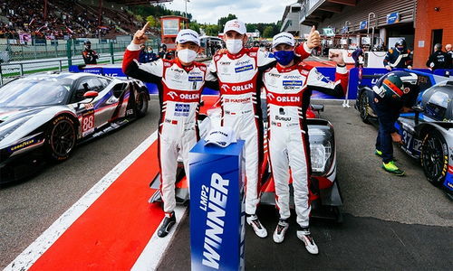 叶一飞在训练中专注驾驶