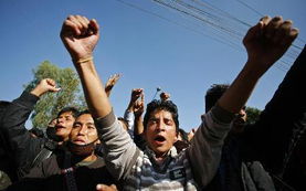 伊朗支持的武装组织成员手持火箭筒训练