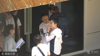 白鹿在片场认真工作的照片