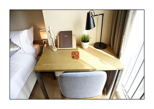 一个人坐在书桌前学习电脑课程