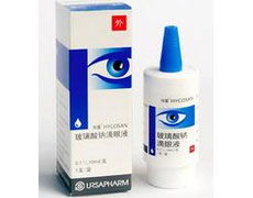 家庭药品柜中摆放着眼药水和502胶水对比图