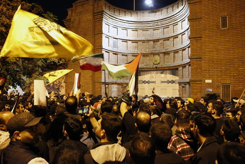 伊朗民众手持海报举行抗议活动