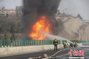 消防人员扑灭火势