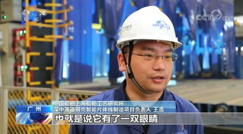 男子室内攀岩掉落被工作人员单手救下