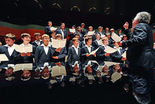 哈萨克斯坦小学生合唱团演唱中文歌曲