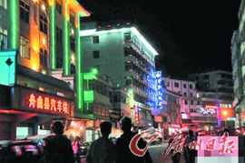 城市街头人流如织热闹场景