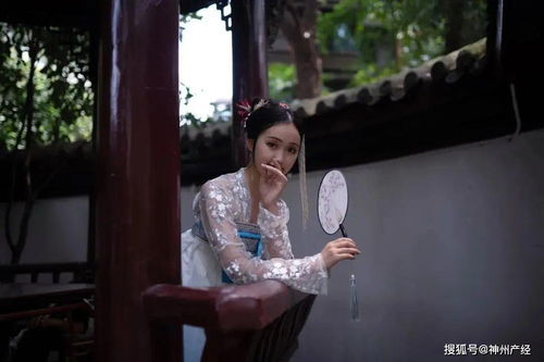 年轻人穿着汉服在博物馆打卡