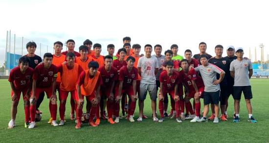 常州队球员在训练场上的合影