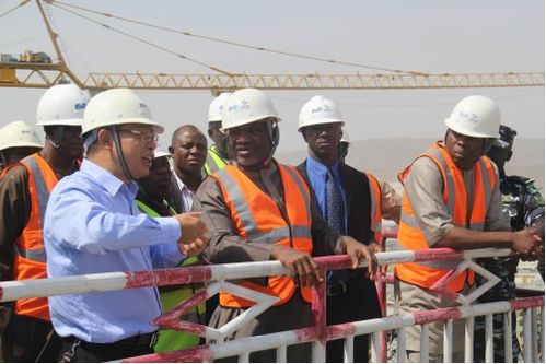 中国工程师与当地工人合影