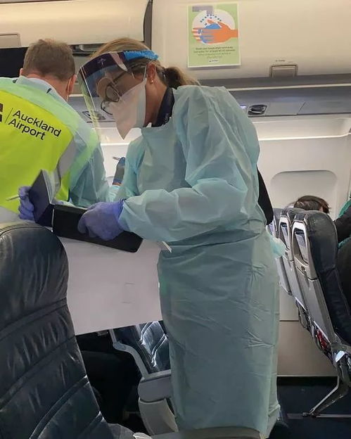 机场地勤人员检查飞机发动机