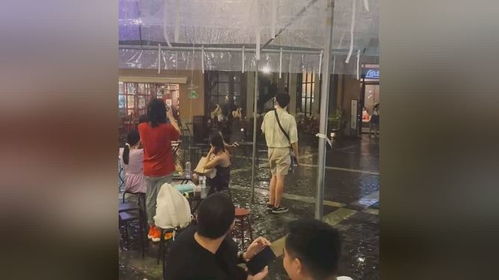 女孩在雨中微笑跳舞