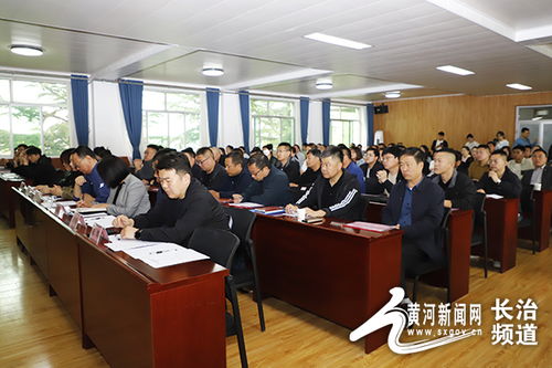 职场人士参加技能培训课程