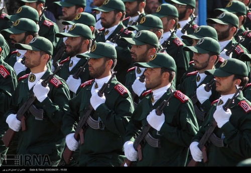 伊朗士兵在阅兵式上展示武器装备