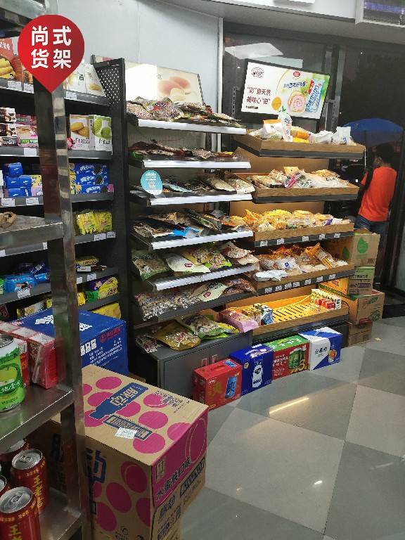 超市货架上的儿童食品包装特写