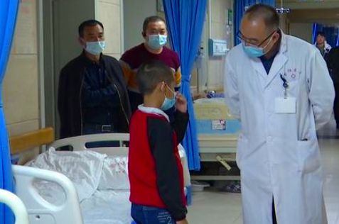 一名11岁男孩正在医院接受治疗