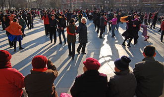 广场舞人群中有人年轻面孔