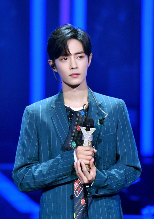 肖战《谍报上不封顶》白衬衫墨镜路透曝光，谍战首秀引爆全网热议