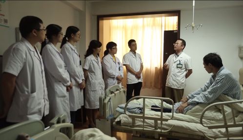 医生团队讨论肝癌治疗方案