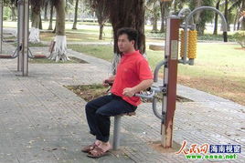 市民使用健身器材场景图